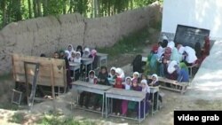 سیگار همچنان از نواقص در ساخت و ساز این مکاتب یاد آوری کرده‎است.