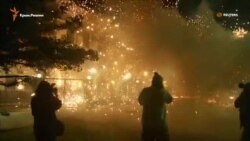 Посольство Росії у Києві обстріляли феєрверками (відео)