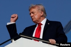 Президент США Дональд Трамп на борту літака Air Force One, що прямує до Шарм-ель-Шейха, Єгипет, для участі у саміті світових лідерів щодо припинення війни в Газі. Ізраїль, 13 жовтня 2025 року