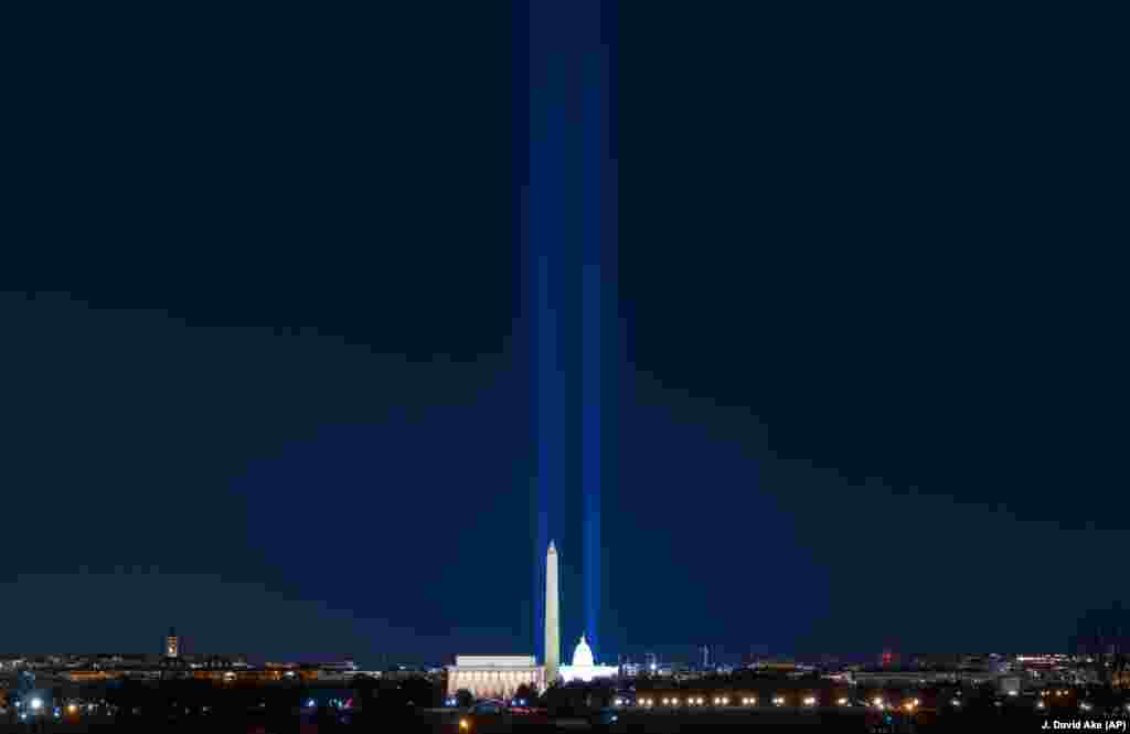 Світлова інсталяція в Вашингтоні, присвячена інавгурації обраних президента Джо Байдена і віцепрезидентки Камали Гарріс, 19 січня 2021 року