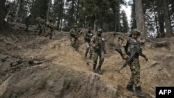 Патруль индийских солдат в окрестностях города Пахалгам, где 22 апреля 2025 года произошла террористическая атака