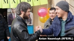 В Бахчисарае встречают освобожденного из-под ареста активиста Сейрана Салиева