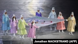 Корея спортчылары Олимпия флагын чыгара