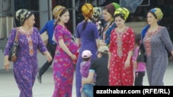 Köçede topar bolup duran gelinler. Türkmenistan (arhiw suraty) 