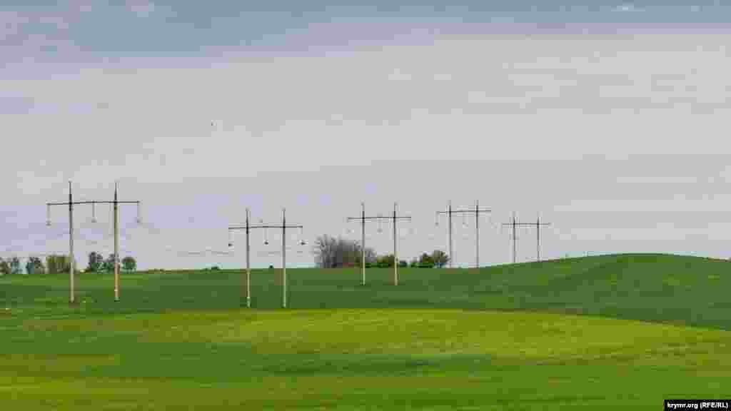 Низка опор ЛЕП біля села Строгонівка (до 1946 року &ndash; Мамак). Село від житлового масиву Сімферополя відділяє лише об&#39;їзна Ялтинська автотраса. Колишній Мамак розтягнувся долиною річки Малий Салгир майже на п&#39;ять кілометрів