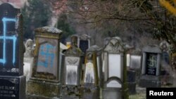 Оскверненное еврейское кладбище во французском посёлке Каценайм