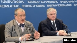 Министр иностранных дел Армении (справа) и вице-преьмер, глава МИД Чехии Карел Шварценберг во время совместной пресс-конференции, Ереван, 11 апреля 2013 г.  