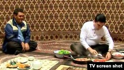 Berdimuhamedow Ruhabat etrabynyň «Garagum» daýhan birleşiginiň çopany Saparmyrat aganyň çopan goşunda nahar bişirýär, 14-nji mart.