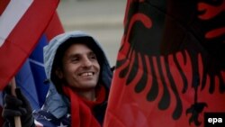 Косоволук албан күнкорсуздук майрамына улуттук тууларды сатып жүрөт, Приштина, 16-февраль, 2009