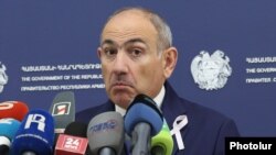 Armenia - Prime Minister Nikol Pashinian speaks at a news briefing in Yerevan, October 16, 2025.