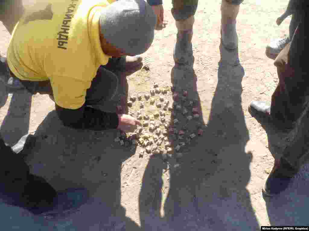 Эки команданын башчылары ортодон бирден ат чүкө тандап алышат. Ат чүкө койдун кынтыксыз сол чүкөсү болушу керек. Калчанган ат чүкө алчы, таа конушу кажет. Оңко турса же жантык консо жарабайт. Ат чүкөсү жалкы конгон тарап оюнду баштайт. Ар бир киши үчтөн оюн атат.