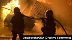 Рятувальники ДСНС гасять пожежу після однієї з попередніх російських атак, Одеська область, 9 жовтня 2025 року