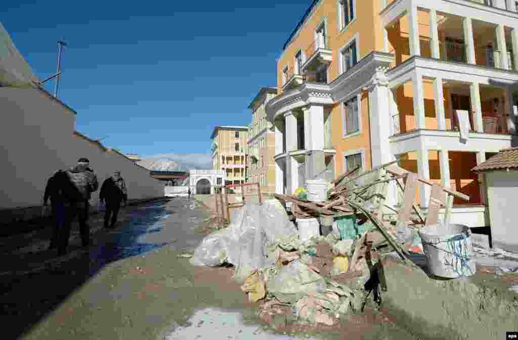 Еще одна неубранная куча строительного мусора.&nbsp;