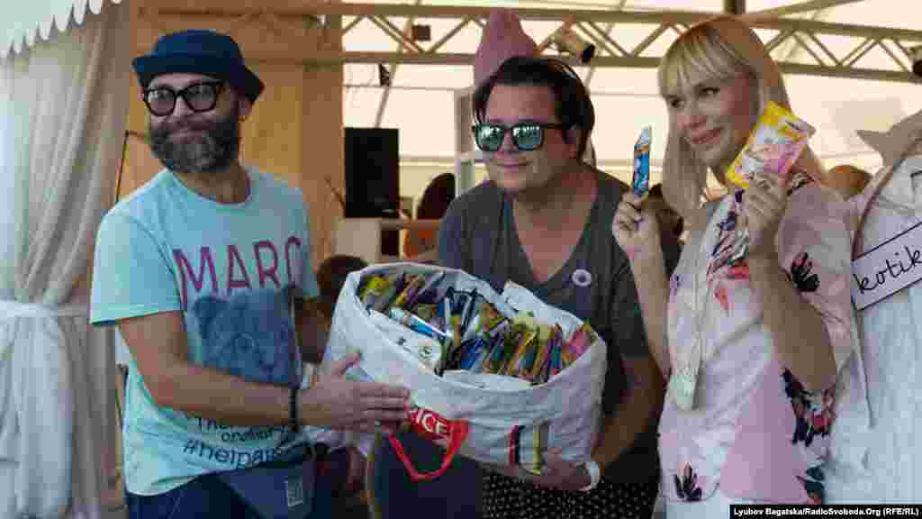 На фестивалі влаштували також благодійний ярмарок, на частину виручених коштів з якого придбали корм кішкам із притулку