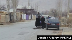 Кыргыз-тажик чегиндеги айылдардын бири, Баткен, март, 2014.