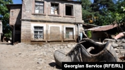 Согласно принципу, взятому мэрией за основу возмещения ущерба, жители Тбилиси, потерявшие свои дома, могут получить сумму на приобретение нового жилья, адекватную рыночной стоимости разрушенного дома, либо компенсацию