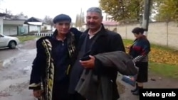 Мурад Жураев (солдо) азаттыкка чыккан алгачкы саатта. Ташкен облусу, 12-ноябрь, 2015.