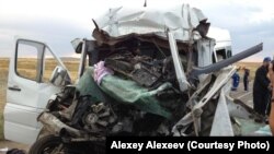 Алматы-Астана кан жолунда башка машинени сүзүп алган кыргызстандык машине. "За рулем" (Казакстан) журналы, А.Алексеевдин фотосу. 23-август, 2013