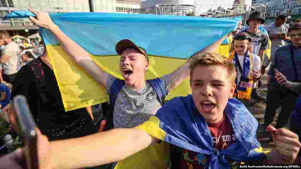 На початку гри вболівальники були у піднесеному настрої і вірили у перемогу