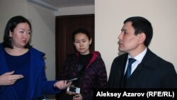 Представитель ответчика Фархат Уалиев (управление автомобильных дорог акимата Алматы) отвечает на вопрос журналистов. Алматы, 11 марта 2016 года.