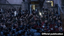 Столкновения между оппозицией и полицейскими у здания Национального собрания Армении, Ереван, 9 марта 2021 г.