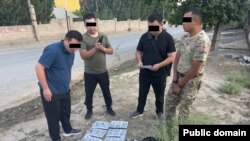 Шектүүнү кармоо учурунда тартылган сүрөт. УКМК тараткан фото.