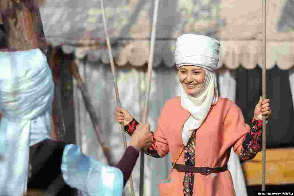 Элечек кийсе жарашкан айымдар.&nbsp;