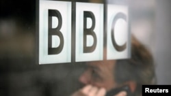 У квітні російський «Роскомнагляд» обіцяв застосувати санкції до британського громадського каналу «Бі-Бі-Сі», якщо RT буде покараний