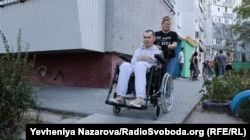 Біля будинку, де мешкає Юрій Улітенко, спеціально проклали доріжку з пониженням