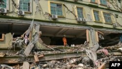 Рятувальники в М’янмі 29 березня продовжували пошуки вцілілих серед уламків зруйнованих будівель