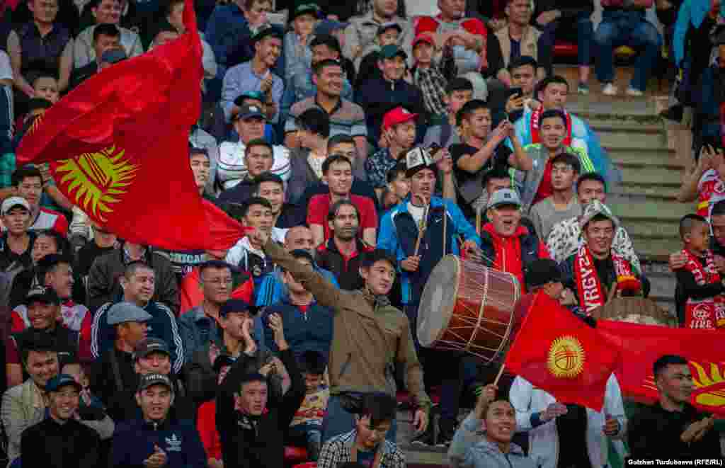 Айрым күйөрмандар футболчуларга ыр арнап, оюнга өзгөчө шаң кошту.&nbsp;