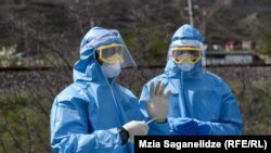 Грузиядагы коронавируска чалдыккандарды дарылаган дарыгерлер.