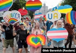 Учасники «Маршу рівності» на підтримку рівних прав для лесбіянок, геїв, бісексуальних та трансгендерних людей (ЛГБТ). Київ, 23 червня 2019 року. Тема цьогорічного маршу – «Свобода. Єдність. Боротьба», а головне гасло маршу – «Наша традиція – це свобода!»