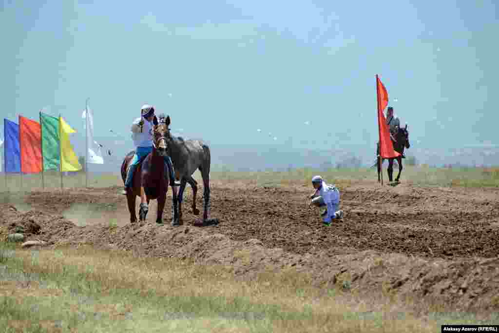 Скакать 21 километр под палящим солнцем непросто и лошадям, и всадникам. Многие не выдержали и сошли с дистанции раньше времени. А победитель аламан-байги на финише даже упал с лошади. Но земля взрыхленная, мягкая. Победитель получил в качестве приза легковой автомобиль. Правда, не удалось выяснить, кому он достанется, &ndash; жокею (а все жокеи &ndash; подростки не старше 15 лет) или владельцу лошади. Или же они его &laquo;по-братски&raquo; поделят?!