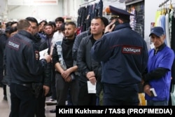 Орусия полициясы соода борборунда иштеген мигранттардын документтерин текшерүүдө. Новосибирск, 15-октябрь, 2024-жыл.