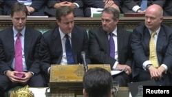 Премьер-министр Дэвид Кэмерон(солдон экинчи) парламентте  өкмөт аскерий чыгымдарды кыскартуу планын жарыялагандан кийин. 19-октябрь 2010  