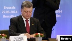Петро Порошенко під час підписання угоди про асоціацію. Брюссель. 27 червня 2014 року