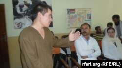 بعد از ترک اعتیاد داکتران اجازه رفتن به خانه را به این شاعر دادند.