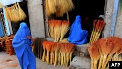 یک دکان جارو فروشی در ولایت هرات - عکس از آرشیف