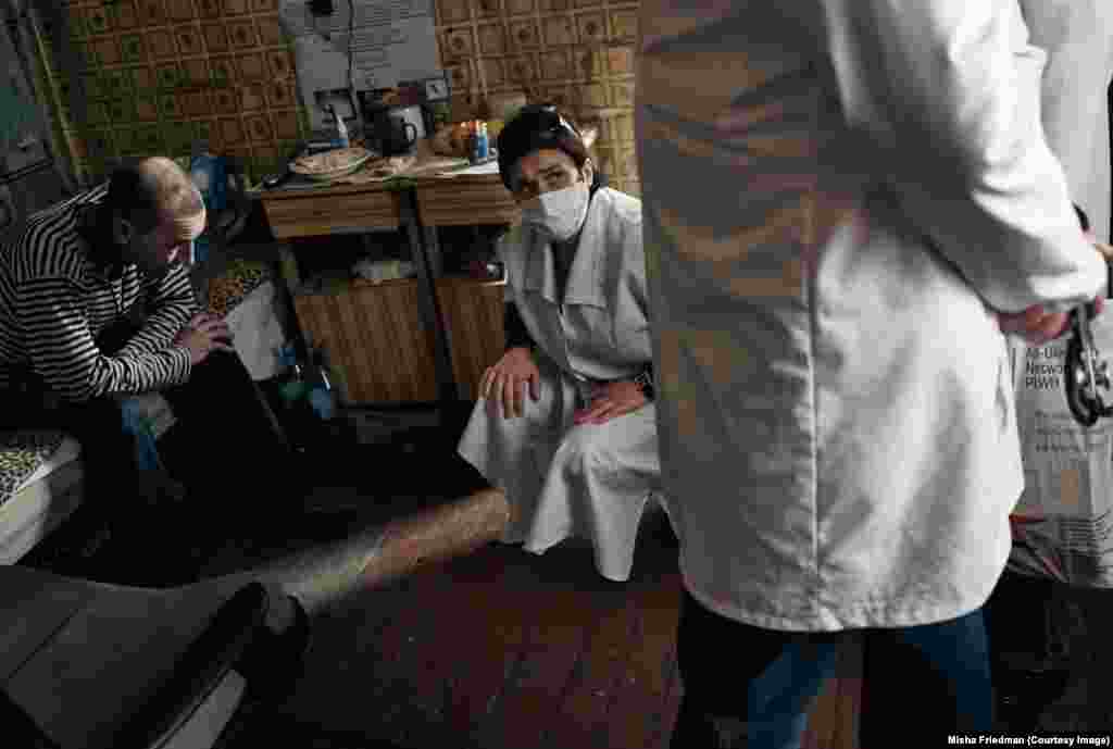 Яна, соціальний працівник, відвідує ВІЛ-позитивного хворого, який проходить лікування від туберкульозу в Донецьку. ВІЛ-інфіковані особливо вразливі щодо таких захворювань, як туберкульоз