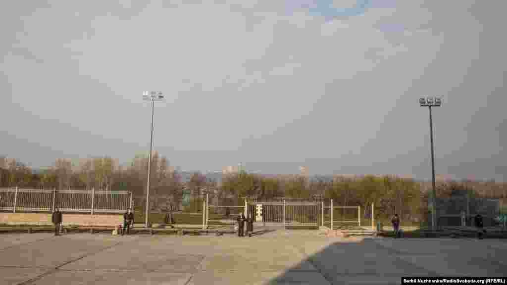 Віряни, дотримуючись соціальної дистанції стоять під час святкової служби перед&nbsp; Патріаршим собором Воскресіння Христового УГКЦ