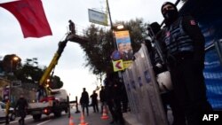 Полиция 1-январда чабуул болгон "Рейна" түнкү клубунун алдында. 1.01.2017