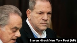 Гарві Вайнштайна (праворуч) 25 травня здався поліції Нью-Йорка, США