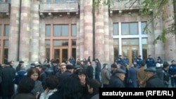 Сотрудники завода «Наирит» перед зданием правительства Армении, Ереван, 6 декабря 2014 г.