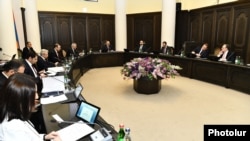 Armenia -- Prime Minister Nikol Pashinian holds a cabinet meeting in Yerevan, April 2, 2020.