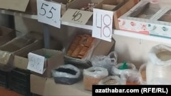 Kökeli gutuda syçan otyr. Döwlet dükany. Aşgabat, 2025-nji ýylyň iýul aýy.