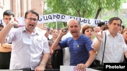 Օրինագծի դեմ բողոքող ցուցարարները Կառավարության նիստերի դահլիճի մուտքի մոտ
