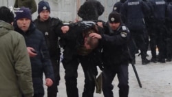 Труханова відпустили під заставу. За дверима чекали «люди в чорному» (відео)