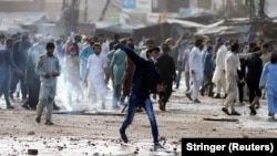 "Техрик-и-Лаббайк" партиясынын тарапкерлери менен полициянын кагылышуусу, Лахор шаары, 13-апрель, 2021-жыл. 