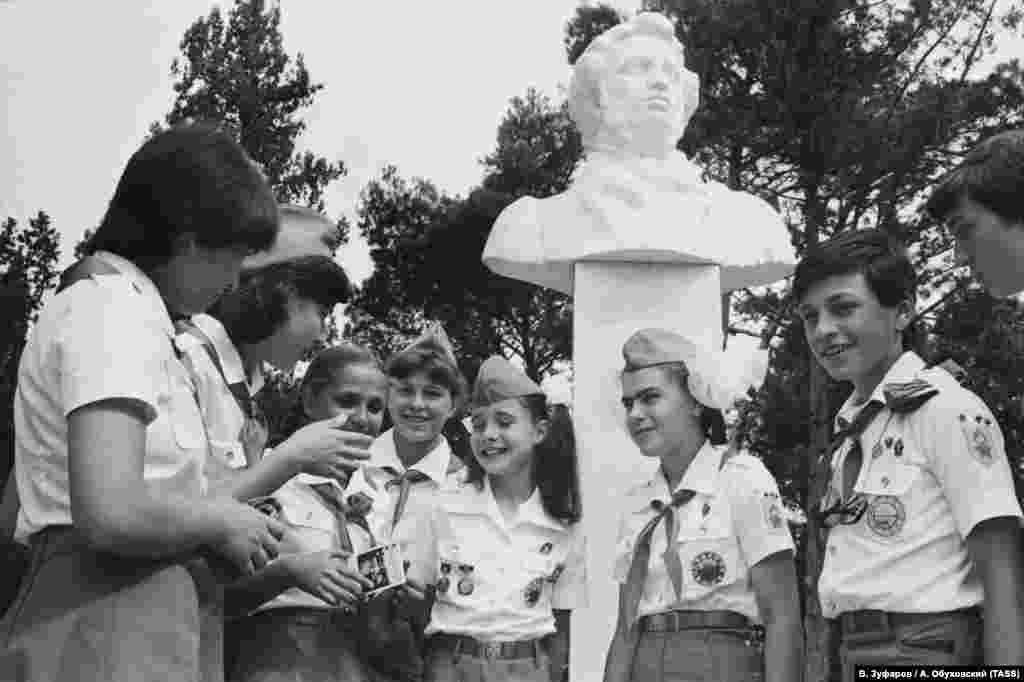 Расставаясь, она сказала: &quot;Я буду скучать по своим друзьям из другой страны. Мы останемся друзьями и в дальнейшем. Пусть наши страны тоже дружат. Однажды я надеюсь сюда вернуться. Я люблю тебя, &quot;Артек&quot;.&nbsp; После &quot;Артека&quot; семья Саманты Смит побывала в Ленинграде, где ей много рассказывали о блокаде: девочке также посоветовали прочитать&nbsp;дневник&nbsp;Тани Савичевой. В &quot;Артеке&quot;, по словам Смит, она также узнала, что почти у каждого, с кем она общалась в лагере, родные погибли во Вторую мировую войну: это произвело на нее сильное впечатление. По ее словам, именно после этого она пришла к выводу, что если война может уничтожить все человечество, то самое важное &mdash; сделать так, чтобы она никогда не началась